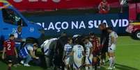 Jamerson fraturou o tornozelo direito após sofrer carrinho de Eduardo, do Cruzeiro, em jogo pela 12ª rodada do Brasileirão - Foto: Reprodução / Jogada10