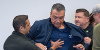 O senador da Califórnia Alex Padilla é empurrado para fora da sala enquanto a secretária de Segurança Interna, Kristi Noem, concede uma entrevista coletiva em Los Angeles na quinta-feira, 12 de junho de 2025  Foto: David Crane/MediaNews Group/Los Angeles Daily News via Getty Images