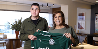 Nickollas e Silvia Grecco esbanjam amor à camisa do Palmeiras  Foto: Ricardo Rocha/Terra