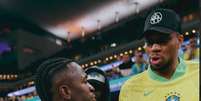 Giannis Antetokounmpo e Vini Jr durante jogo da seleção brasileira Foto: Reprodução