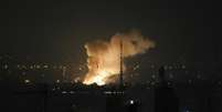 Fumaça sobe após uma explosão em Teerã no dia 13 de junho  Foto: AP - Vahid Salemi / RFI