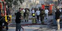 Bombeiros atuam em área atingida por bombardeio israelense em Teerã  Foto: DW / Deutsche Welle