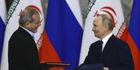 Aperto de mão entre o presidente iraniano Massoud Pereshkian e o presidente russo Vladimir Putin, em 17 de janeiro de 2025, em Moscou.  Foto: © Evgenia Novozhenina / Pool Photo via AP / RFI