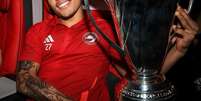 Guilherme Biro com troféu de título conquistado nos Emirados Árabes Unidos  Foto: Reprodução/Instagram/Guilherme Biro