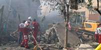 Equipes de emergência trabalham em área atingida por Israel em Teerã (Irã), durante a Operação Leão Crescente  Foto: Reuters / BBC News Brasil