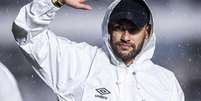Neymar saudando torcedores do Santos na Vila Belmiro - Foto: Raul Baretta/ Santos FC Foto: Neymar saudando torcedores do Santos na Vila Belmiro - Raul Baretta/ Santos FC / Gávea News