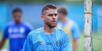Foto: Lucas Uebel/Grêmio FBPA - Legenda: Cuéllar durante treino do Grêmio / Jogada10