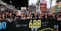 Parentes e apoiadores dos reféns israelenses mantidos em Gaza protestaram em Tel Aviv no mês passado  Foto: AFP / BBC News Brasil