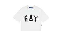 Working Title + Papelaria White 'Gay' Boxy Tee Foto: Working Title/Estadão / Estadão