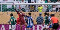Weverton faz grande defesa para o Palmeiras  Foto: Richard Callis/Sports Press Photo / Getty Images