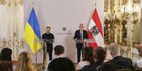 O presidente ucraniano, Volodymyr Zelensky, ao lado do presidente austríaco, Alexander van Der Bellen, durante coletiva de imprensa em Viena nesta segunda-feira (16).  Foto: AP - Heinz-Peter Bader / RFI