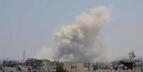 Fumaça após ataques de Israel em Khan Younis, sul de Gaza 16/6/2025   Foto: REUTERS/Hatem Khaled