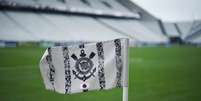 Escudo do Corinthians na bandeirinha de escanteio Foto: Escudo do Corinthians na bandeirinha de escanteio ( Divulgação/ Corinthians) / Gávea News