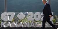 O presidente dos EUA, Donald Trump, caminha para tirar uma foto de família na Cúpula do G7 em Kananaskis, Alberta, Canadá, em 16 de junho de 2025.  Foto: REUTERS - Amber Bracken / RFI