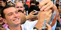 O presidente do partido Reuni&atilde;o Nacional, Jordan Bardella, faz selfies com o p&uacute;blico em uma feira em Chalons-en-Champagne, no norte da Fran&ccedil;a, em 7 de setembro de 2024.  Foto: AFP - FRANCOIS NASCIMBENI / RFI