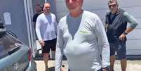 Carlos Bolsonaro (à esquerda) e Jair Bolsonaro (ao centro) em janeiro de 2024, durante operação do inquérito da Abin paralela Foto: Reprodução/GloboNews / Perfil Brasil