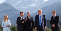 Sorrisos no G7: a primeira-ministra italiana Giorgia Meloni, o presidente francês Emmanuel Macron, o primeiro-ministro canadense Mark Carney, o presidente americano Donald Trump e o primeiro-ministro britânico Keir Starmer  Foto: Reuters / BBC News Brasil