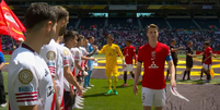 O zagueiro norueguês Marius Høibråten, capitão do Urawa Red Diamonds, ignorou adversários do River Plate em estreia pelo Mundial  Foto: Reprodução/CazéTV