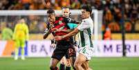 Bruno Henrique recebeu o único cartão amarelo do Flamengo na partida  Foto: Andre Durao/Sports Press Photo/Getty Images