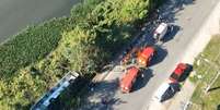 Ônibus cai ao lado de canal na Avenida Ayrton Senna, no RJ  Foto: Divulgação/Drone do COR 