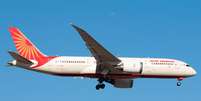 O Boeing 787 da Air India, que caiu em Ahmedabad na semana passada, sobrevoando Melbourne em dezembro  Foto: Reuters / BBC News Brasil