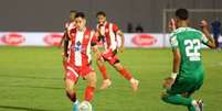  Foto: Divulgação/Wydad Casablanca - Legenda: Arthur em ação com a camisa do Wydad Casablanca, do Marrocos, durante o ano / Jogada10