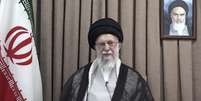 Foto divulgada na quarta-feira,18 de junho de 2025, pelo site oficial do gabinete do líder supremo iraniano, mostra o Líder Supremo, Aiatolá Ali Khamenei, em um discurso televisionado, sob um retrato do falecido fundador revolucionário, Aiatolá Khomeini. (Gabinete do Líder Supremo Iraniano via AP)  Foto: © Office of the Iranian Supreme Leader / AP / RFI