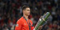 Cristiano Ronaldo com troféu da Nations League Foto: Lars Baron/Getty Images