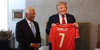 O presidente foi entregue à Trump pelo presidente do Conselho Europeu, o português, António Costa  Foto: Reprodução/srmadrid_es/X