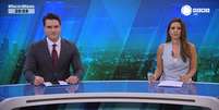 Os apresentadores Gustavo Toledo e Renata Caetano na bancada do 'Jornal da Record News'  Foto: Reprodução