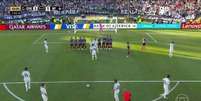 Goleiro do Monterrey arma barreira com buraco no meio em jogo contra a Inter  Foto: Reprodução/TV Globo