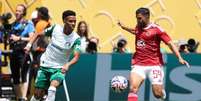  Foto: Cesar Greco/Palmeiras - Legenda: Estêvão em ação pelo Palmeiras contra o Al Ahly / Jogada10