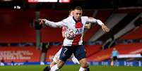 Alex Telles marcando Mbappé em partida contra entre Manchester United e PSG na temporada 2020/2021   Foto: Laurence Griffiths/Getty Images / Esporte News Mundo