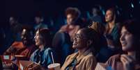 Ir ao cinema, além de contribuir para a valorização da cultura nacional, traz benefícios para a saúde mental Foto: Drazen Zigic | Shutterstock / Portal EdiCase