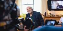 Francisco Cuoco na gravação do episódio de 'Tributo': derradeira aparição na Globo  Foto: Divulgação/TV Globo