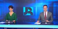 Formação inédita no 'Jornal da Record': Maria Godoy está temporariamente no lugar de Christina Lemos e Eduardo Ribeiro assumiu o posto de Sergio Aguiar  Foto: Reprodução/TV