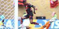  Foto: Gilvan de Souza/Flamengo - Legenda: Danilo (esq.) e Bruno Henrique iniciaram virada do Flamengo contra o Chelsea / Jogada10