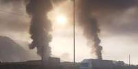 Fumaça sobe após ataques israelenses em Kermanshah, no Irã  Foto: Reuters / BBC News Brasil