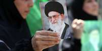 Manifestante exibe foto de Ali Khamenei em protesto em Beirute, no Líbano Foto: ANSA / Ansa - Brasil