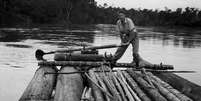Thor no rio Palenque com troncos que seriam usados na expedição Foto: Kon-Tiki Museum / Thor Heyerdahl Archives / Viagem em Pauta