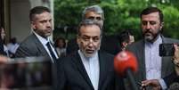 O ministro das Relações Exteriores do Irã, Abbas Araghchi, fala à mídia após sua reunião com o grupo E3 de ministros europeus em 20 de junho de 2025 em Genebra, Suíça  Foto: Getty Images