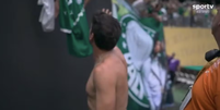Abel Ferreira tirou a camisa para dar para torcedor do Palmeiras  Foto: Reprodução/sportv