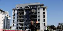 Soldados israelenses caminham em local atingido por ataque iraniano em Be'er Sheva 20/06/2025  Foto: REUTERS/Amir Cohen