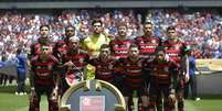  Foto: Gilvan de Souza/Flamengo - Legenda: Time posado do Flamengo antes do jogo contra o Chelsea, na Filadélfia / Jogada10