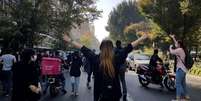 Manifestantes bloqueiam uma estrada durante protesto pela morte de uma jovem iraniana  Foto: EPA / BBC News Brasil