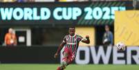 Cobrando falta com categoria, Arias manda no canto do goleiro e abre o placar para o Fluminense no Metlife!  Foto: Getty Images