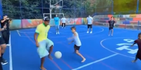 Yamal visita Rocinha e joga futebol com crianças durante férias no Brasil Foto: Reprodução/X:@liberta___depre