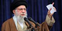 O líder supremo do Irã, o aiatolá Ali Khamenei, disse que uma intervenção militar dos EUA causaria 'danos irreparáveis'  Foto: EPA / BBC News Brasil