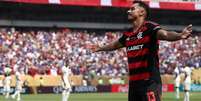 O zagueiro brasileiro Danilo, do Flamengo, gesticula durante a partida de futebol do Grupo D da Copa do Mundo de Clubes da FIFA 2025 entre o CR Flamengo, do Brasil, e o Chelsea, da Inglaterra, no estádio Lincoln Financial Field, na Filadélfia, em 20 de junho de 2025.  Foto: AFP - FRANCK FIFE / RFI