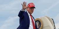 O presidente dos Estados Unidos, Donald Trump, embarca no Air Force One 
  Foto: REUTERS/Ken Cedeno / BBC News Brasil